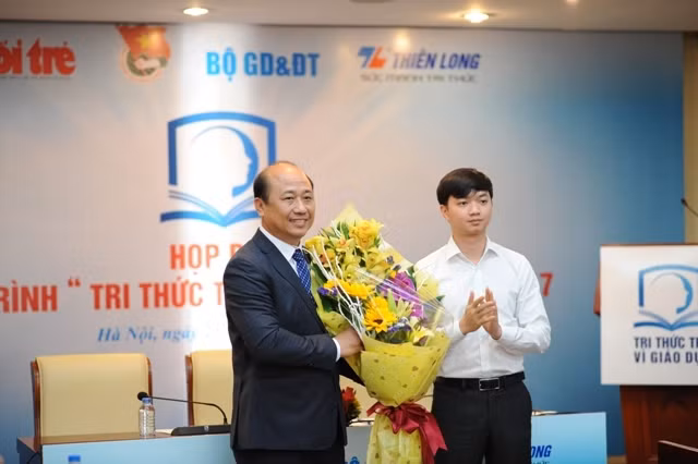 Ông Nguyễn Minh Triết - Trưởng Ban thanh niên trường học (Trung ương Đoàn) tặng hoa cảm ơn Tập đoàn Thiên Long đã đồng hành cùng chương trình.