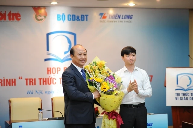 Ông Nguyễn Minh Triết - Trưởng Ban thanh niên trường học (Trung ương Đoàn) tặng hoa cảm ơn Tập đoàn Thiên Long đã đồng hành cùng chương trình.