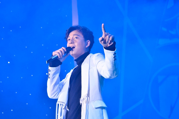 phuong-thanh-binh-tinh-khi-bi-khan-gia-nem-chai-nuoc-vao-nguoi-8