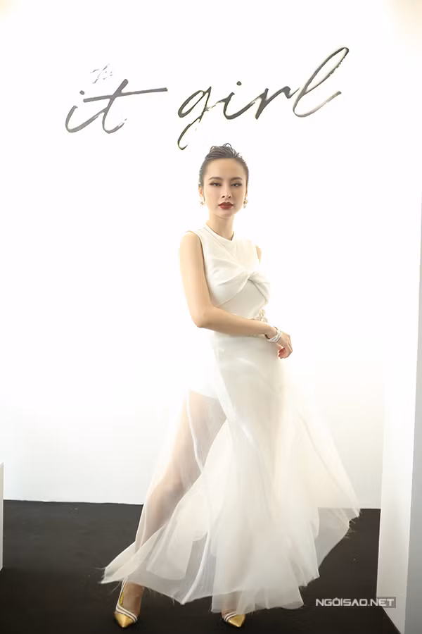 angela-phuong-trinh-dien-vay-xuyen-thau-khoe-sac-ben-dan-sao