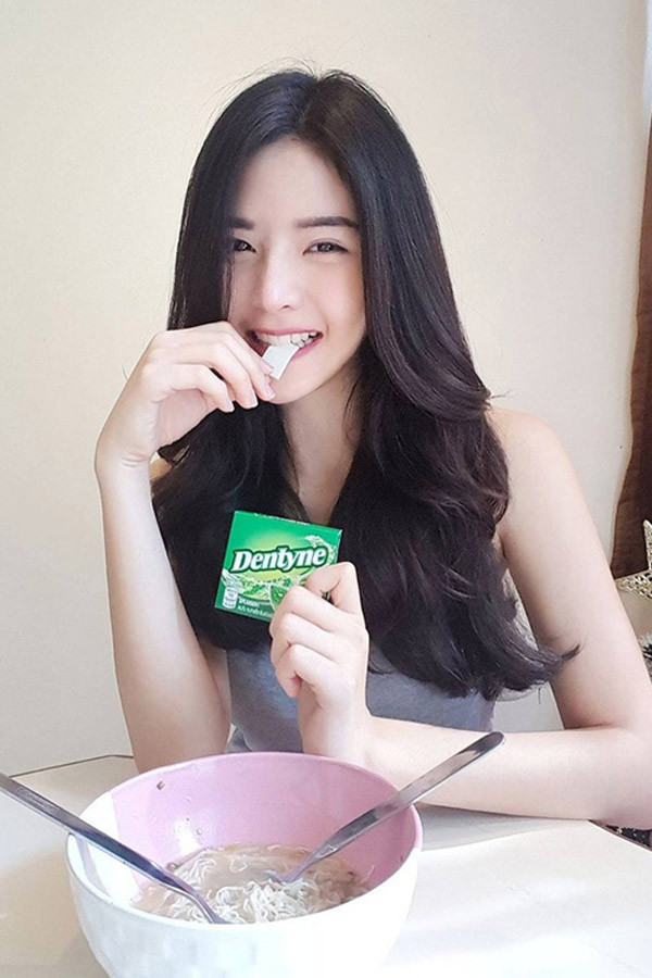 Các hot girl đến từ Trung Quốc, Thái Lan liên tục chia sẻ những bức ảnh thường ngày xinh đẹp với kiểu tóc này.