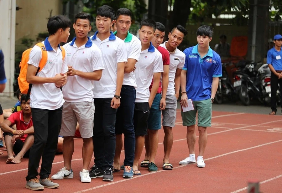 Văn Thanh, Văn Toàn, Công Phượng, Xuân Trường, Nguyễn Phong Hồng Duy xếp hàng ngay ngắn chuẩn bị đi thi