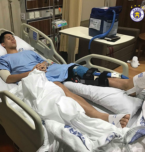 Đình Trọng phẫu thuật thành công dây chằng gối ở Singapore