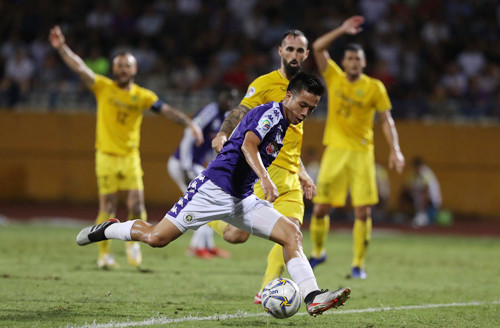 Văn Quyết trở thành người hùng với một bàn thắng và một pha kiến tạo Văn Quyết trở thành người hùng với một bàn thắng và một pha kiến tạo