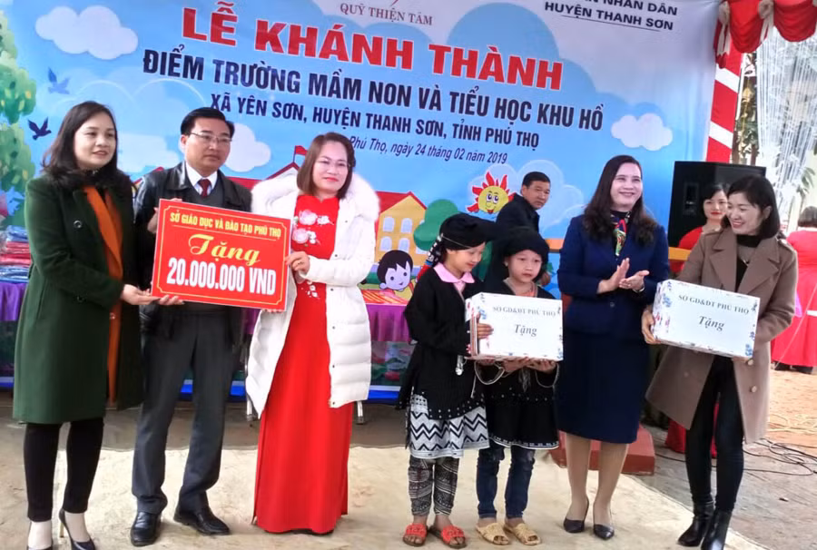 Bà Nguyễn Thị Thu Huyền, Phó Giám đốc Sở GD&ĐT Phú Thọ trao tiền và quà cho lãnh đạo nhà trường và các em học sinh