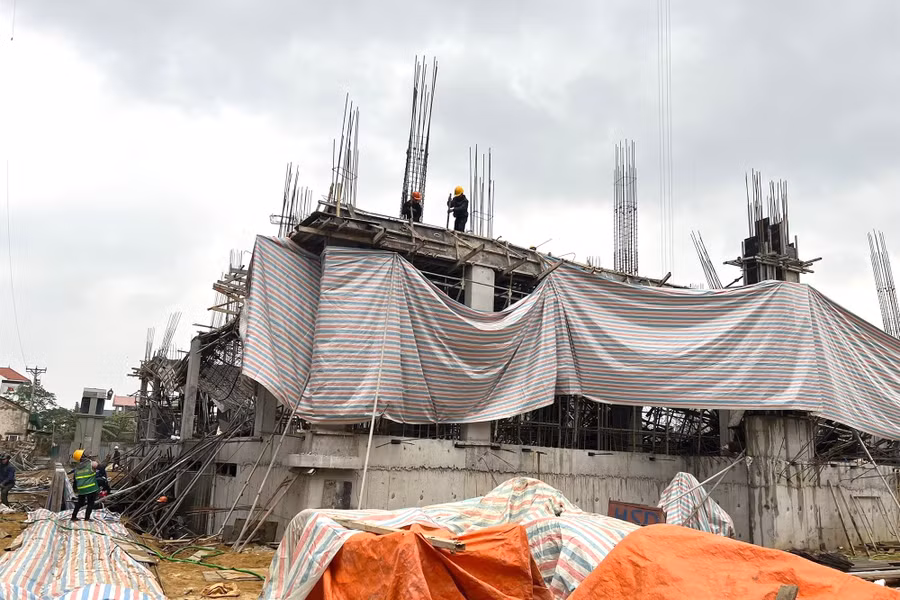 Công trình gặp sự cố có thiết kế 7 tầng, mỗi mặt sàn rộng 900m2.