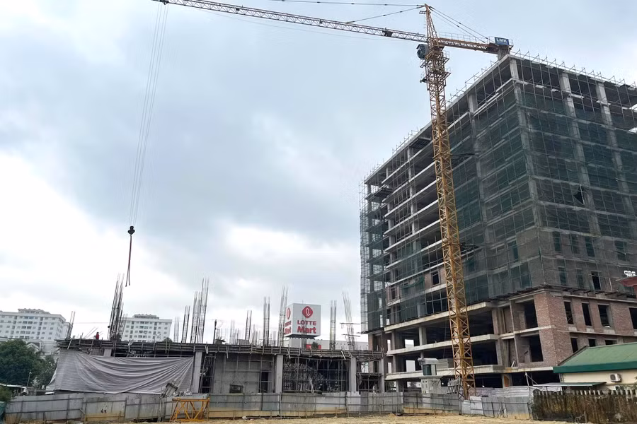 Ngoài trung tâm thương mại xảy ra sự cố, nhà thầu này cũng đang thi công tòa nhà cao 12 tầng bên cạnh.