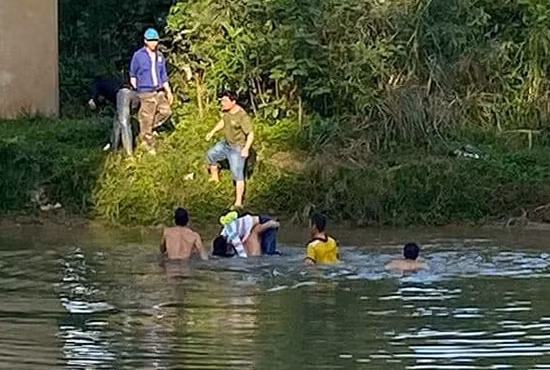 Thầy giáo cứu nữ sinh nhảy sông