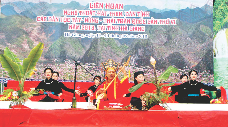 Các nghệ nhân tham gia Liên hoan Nghệ thuật hát Then, đàn tính. Ảnh: IT.