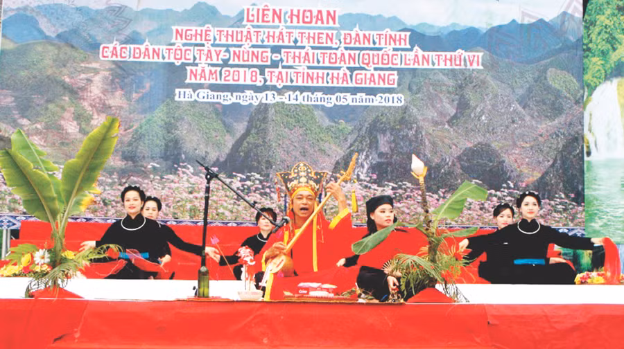 Các nghệ nhân tham gia Liên hoan Nghệ thuật hát Then, đàn tính. Ảnh: IT.