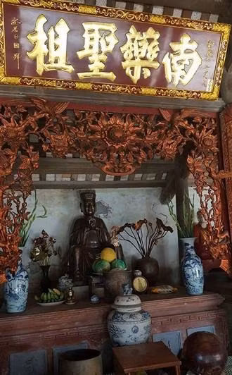 Tượng thờ danh y Tuệ Tĩnh ở chùa Giám.