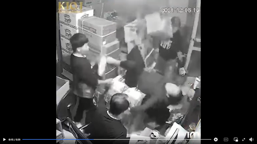 Clip: Tai nạn "từ trên trời rơi xuống" khiến 4 thanh niên không kịp trở tay