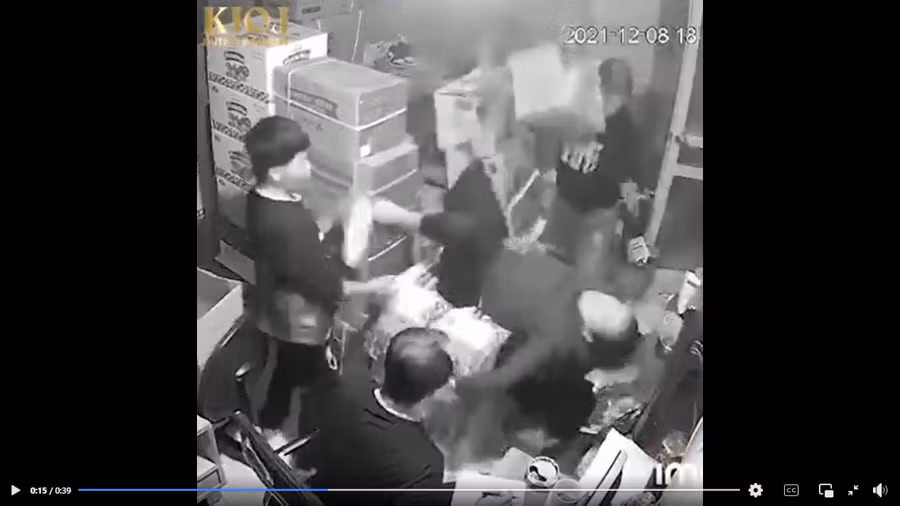 Clip: Tai nạn "từ trên trời rơi xuống" khiến 4 thanh niên không kịp trở tay