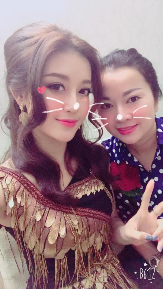 Bà mẹ nào cũng thương con, nhưng cách yêu thương mà mẹ Huyền My dành cho cô con gái lại không nằm ở cách che chở, bao bọc con mọi nơi, mọi lúc hệt như đứa trẻ. Ngược lại, cách 