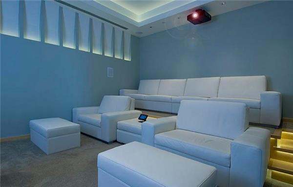 Phòng chiếu phim rộng gần 140 m2, vô cùng rộng rãi và thoải mái cho 20 khách với hàng dãy ghế bành và ghế bọc lông sang trọng. Thậm chí ở đây có cả máy làm bắp rang với lượng bắp và bơ tự chọn. Ben trong can biet thu xay 7 nam cua Bill Gates hinh anh 9