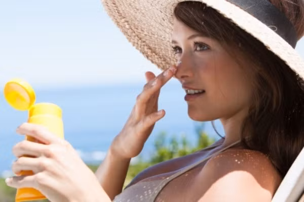 Đừng quên sử dụng kem chống nắng để bảo vệ làn da (Ảnh minh họa)