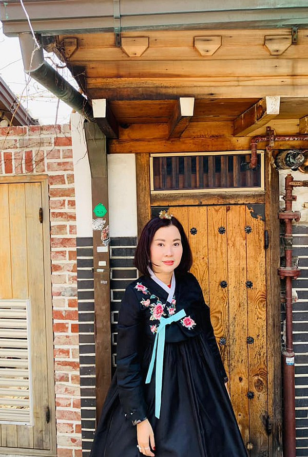 Từ khi Huyền My đoạt danh hiệu Á hậu Việt Nam 2014, mẹ cô dừng hẳn công việc kinh doanh spa để làm quản lý cho con gái. 