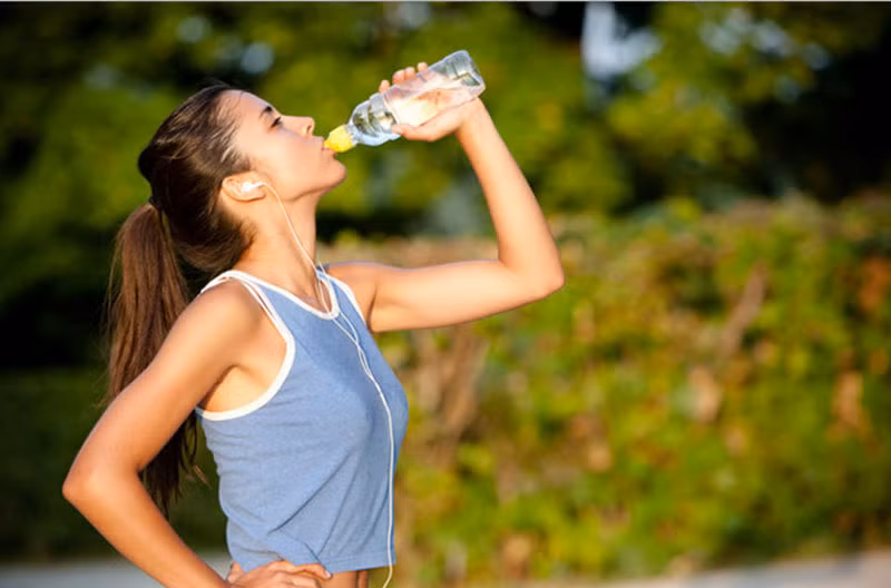 Bổ sung nước là việc quan trọng cần làm để bảo vệ sức khỏe khi thời tiết nắng nóng (Ảnh minh họa).