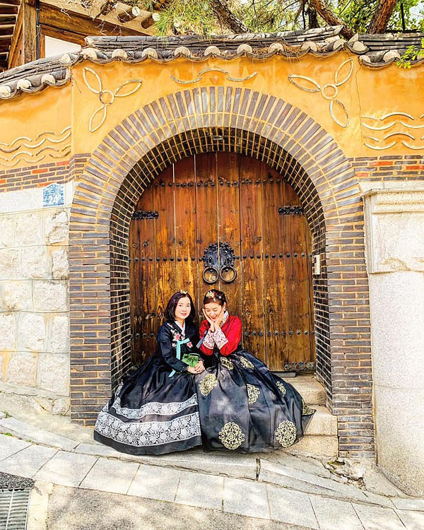 “Vốn tính cẩn thận và luôn lo lắng cho con gái nên mẹ thường đi cùng tôi trong các chuyến công tác nước ngoài. Có mẹ ở bên chăm sóc, tôi cảm thấy yên tâm hơn”, Á hậu chia sẻ. 