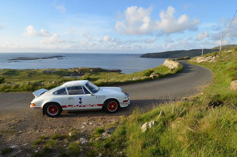 Có nhiều garage đặt tại các khu vực khác nhau của dinh thự, trong đó có một garage dưới lòng đất làm bằng bê tông và thép không rỉ. Chỉ riêng garage "hang động" này đã có sức chứa 10 ôtô. Ben trong can biet thu xay 7 nam cua Bill Gates hinh anh 12