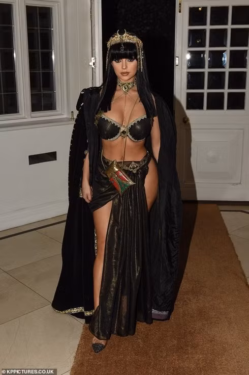 Chân dài ngoại cỡ người Anh xinh đẹp , hút mắt trong thiết kế trang phục giống nữ hoàng Cleopatra