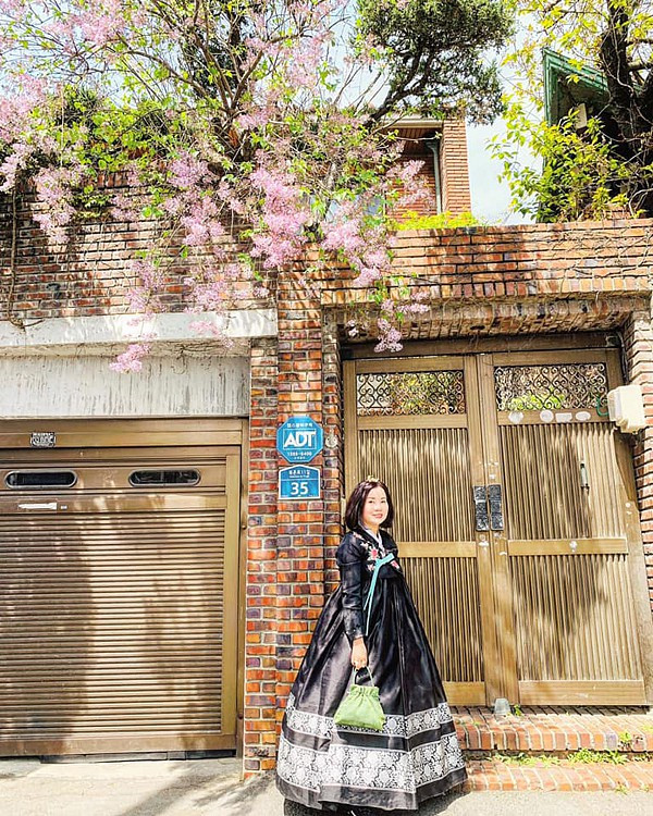 Mẹ Huyền My ngoài 40 tuổi nhưng ngoại hình và tính cách vẫn rất trẻ trung. Khi chia sẻ những hình ảnh mặc trang phục truyền thống của Hàn Quốc lên trang cá nhân, mẹ Á hậu được nhiều khán giả khen ngợi, thậm chí có ý kiến còn cho rằng, Huyền My và mẹ trông như hai chị em gái. 