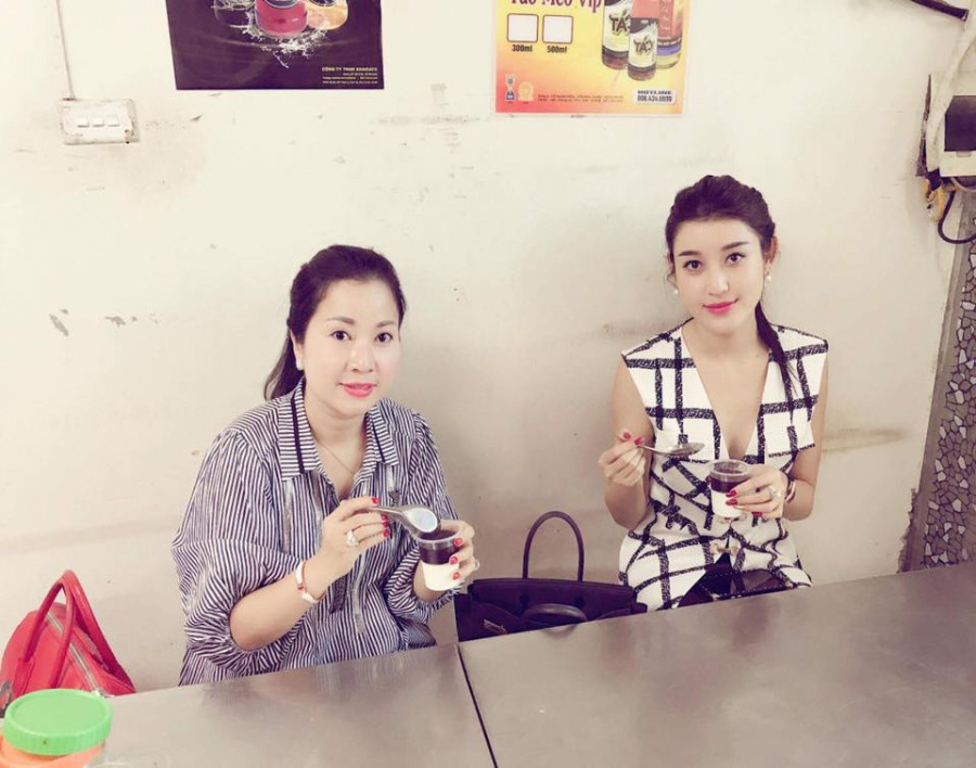 Cách mẹ Huyền My quan tâm, bảo vệ con cũng khác xa với những bà mẹ showbiz khác. Gần như chưa bao giờ bà lên tiếng bênh vực, giải thích hay thanh minh điều gì đó hộ con, ngay cả khi cô đối mặt với những đồn đại chẳng mấy hay ho từ dư luận.