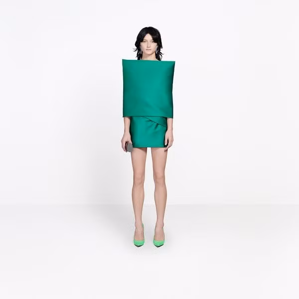 Mẫu váy màu xanh ngọc bích trị giá 5 nghìn 300 đô la Mỹ ( tầm 123 triệu đồng)