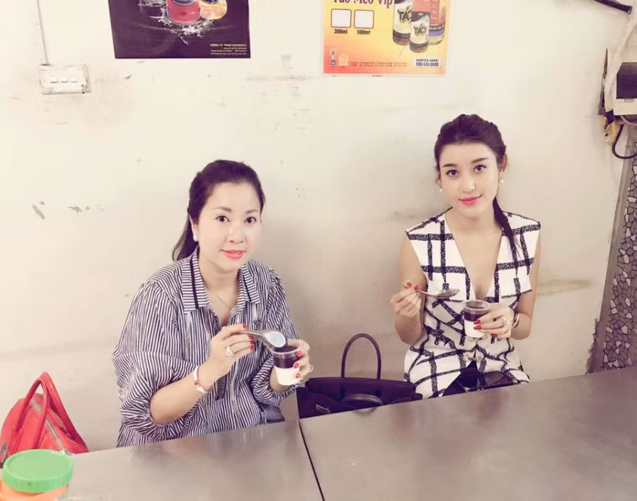 Cách mẹ Huyền My quan tâm, bảo vệ con cũng khác xa với những bà mẹ showbiz khác. Gần như chưa bao giờ bà lên tiếng bênh vực, giải thích hay thanh minh điều gì đó hộ con, ngay cả khi cô đối mặt với những đồn đại chẳng mấy hay ho từ dư luận.