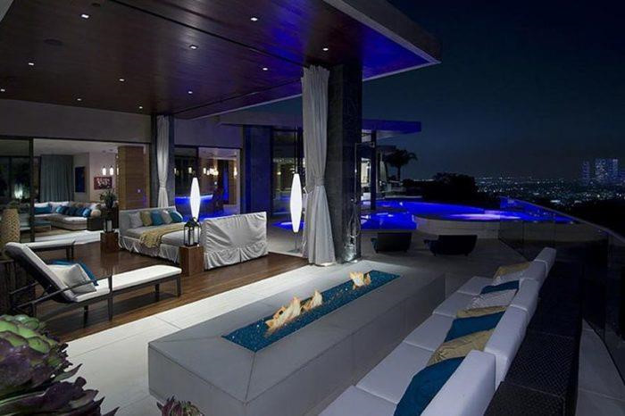 Với diện tích khổng lồ của mình, Xanadu 2.0 sẵn sàng tổ chức những bữa tiệc hoành tráng nhất trong giới tỷ phú nước Mỹ. Phòng tiếp khách của nó có sức chứa 150 người đối với tiệc ngồi và 200 người với tiệc cocktail. Ben trong can biet thu xay 7 nam cua Bill Gates hinh anh 6