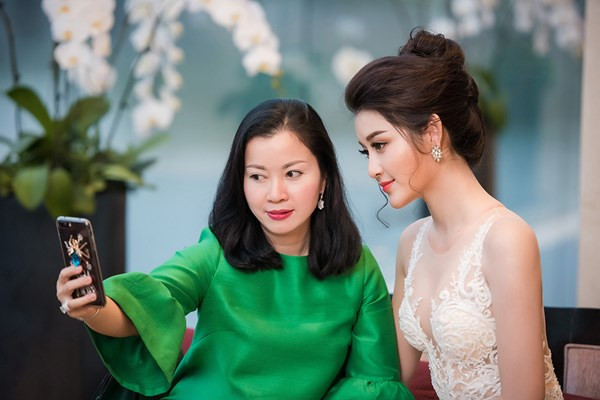 Trên trang facebook cá nhân, mẹ Huyền My thường xuyên chia sẻ những khoảnh khắc đời thường, đi sự kiện, tạo dáng vui nhộn cùng con gái xinh đẹp. 