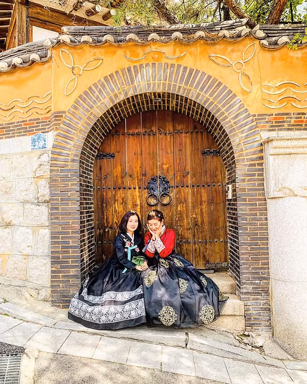 “Vốn tính cẩn thận và luôn lo lắng cho con gái nên mẹ thường đi cùng tôi trong các chuyến công tác nước ngoài. Có mẹ ở bên chăm sóc, tôi cảm thấy yên tâm hơn”, Á hậu chia sẻ. 