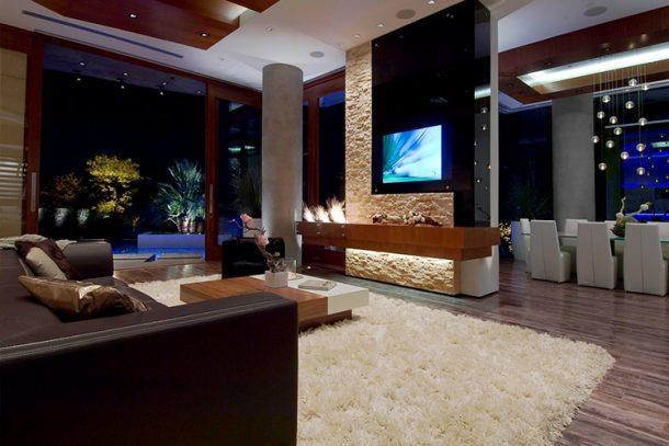 Một khoảng không dài hơn 6,5 m gắn 24 màn hình TV kích cỡ 24 inch, đây được xem là một trong những căn phòng tiếp khách sang trọng và công nghệ hiện đại nhất bang Washington. Mọi thiết bị trong nhà đều được trang bị công nghệ cao, từ hệ thống cảm biến cho đến thắp sáng. Đèn tự động bật và tắt khi bạn vào hay ra khỏi phòng. Ben trong can biet thu xay 7 nam cua Bill Gates hinh anh 7