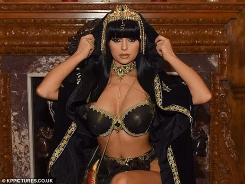 Demi Rose sở hữu vẻ ngoài xinh đẹp, cuốn hút cùng thân hình đồng hồ cát nóng bỏng.