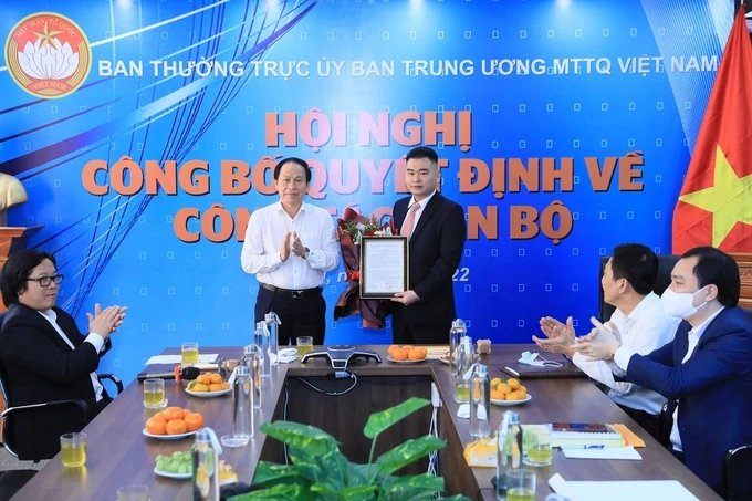 Ông Lê Tiến Châu - Ủy viên Ban Chấp hành Trung ương Đảng, Phó Chủ tịch - Tổng Thư ký Ủy ban Trung ương Mặt trận Tổ quốc Việt Nam trao quyết định bổ nhiệm chức vụ Phó Tổng Biên tập báo Đại Đoàn kết cho Nhà báo Trần Bảo Trung. Ảnh: Hải Nam. 