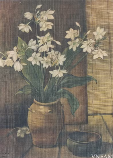 Mộng Bích (1933). Tĩnh vật hoa. 1997. Lụa. 72,3×51,5cm Bảo tàng Mỹ thuật Việt Nam.