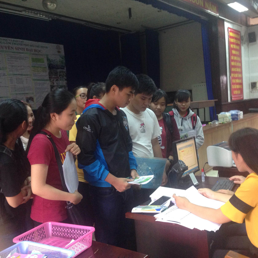 Thí sinh nộp hồ sơ xét tuyển vào Đại học Nông Lâm TPHCM
