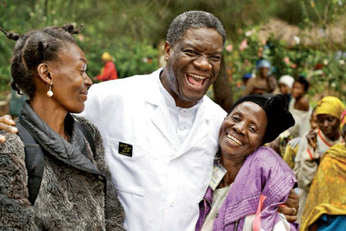 Bác sĩ Mukwege bên các bệnh nhân. Bác sĩ Mukwege bên các bệnh nhân. Ảnh: TP.