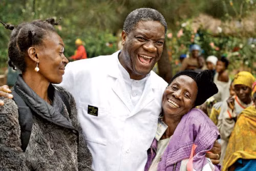 Bác sĩ Mukwege bên các bệnh nhân. Ảnh: TP.