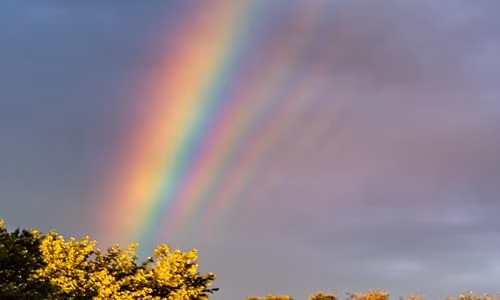 Cầu vồng liên tiếp xuất hiện lúc hoàng hôn. Ảnh:John Entwistle.