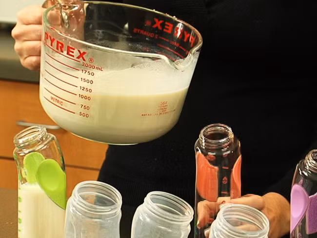 10 mẹo nhỏ giúp bố mẹ cho bé bú bình nhàn nhã hơn mà chẳng sách vở nào dạy - Ảnh 4.