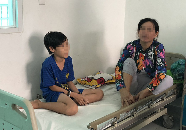 Bé 12 tuổi bị rắn lục cắn khi đang nằm trên giường xem tivi