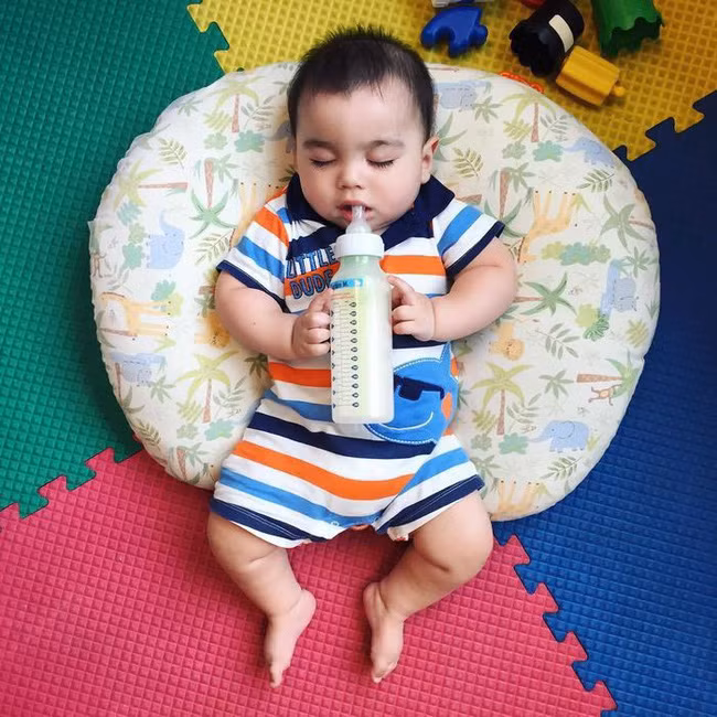 10 mẹo nhỏ giúp bố mẹ cho bé bú bình nhàn nhã hơn mà chẳng sách vở nào dạy - Ảnh 7.