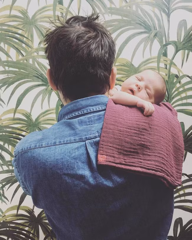 10 mẹo nhỏ giúp bố mẹ cho bé bú bình nhàn nhã hơn mà chẳng sách vở nào dạy - Ảnh 9.