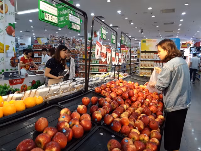 Tuy giá rất cao, nhưng hoa quả NK vẫn hút khách