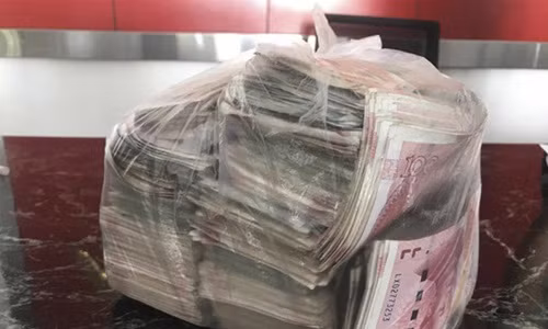 Số tiền Li Man nhặt được. Ảnh: China News.