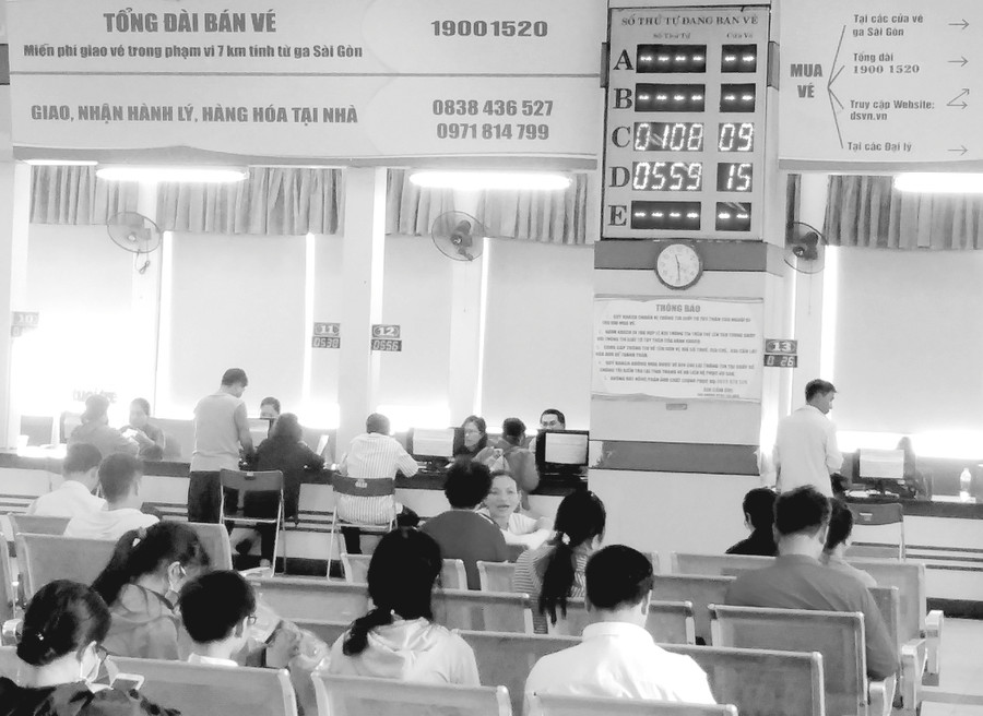 Nhiều khách hàng thất vọng vì không mua được vé như mong đợi, dù có mặt ở ga không lâu khi vé tàu Tết được mở bán Nhiều khách hàng thất vọng vì không mua được vé như mong đợi, dù có mặt ở ga không lâu khi vé tàu Tết được mở bán