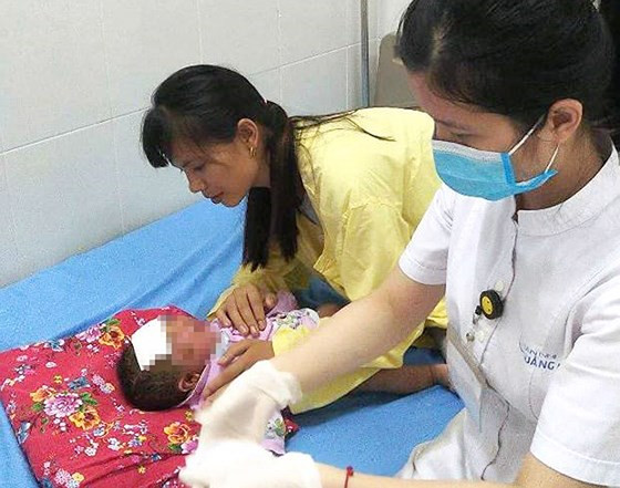 Đau xót cảnh em bé chưa tròn 1 tháng tuổi viêm loét toàn thân vì tắm lá ảnh 1 Đau xót cảnh em bé chưa tròn 1 tháng tuổi viêm loét toàn thân vì tắm lá ảnh 1