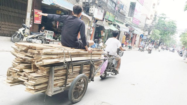 Người ngồi trên xe tự chế vừa làm xi nhan vừa làm còi xe