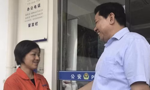 Li Man (trái) và chủ nhân túi tiền được cô trả lại. Ảnh: China News.